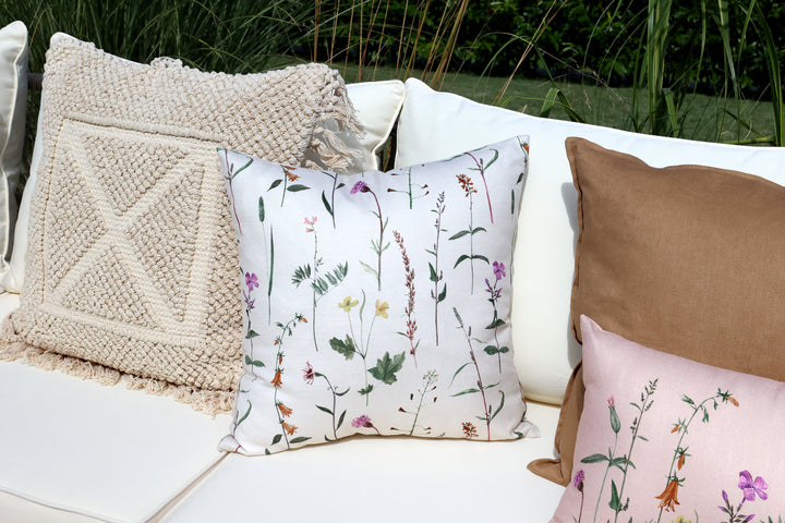 Chic Antique Aix Kissen mit floralen Wiesenblumen auf weißem Stoff auf Gartenlounge im skandinavischen Landhausstil