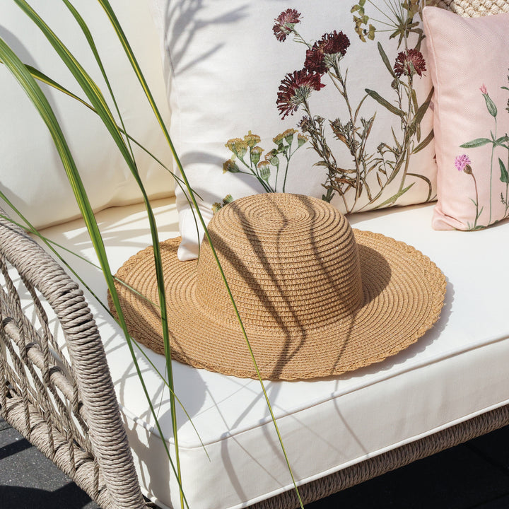 Chic Antique Strohhut Natur mit geflochtener Kante auf Gartenstuhl im Landhausstil