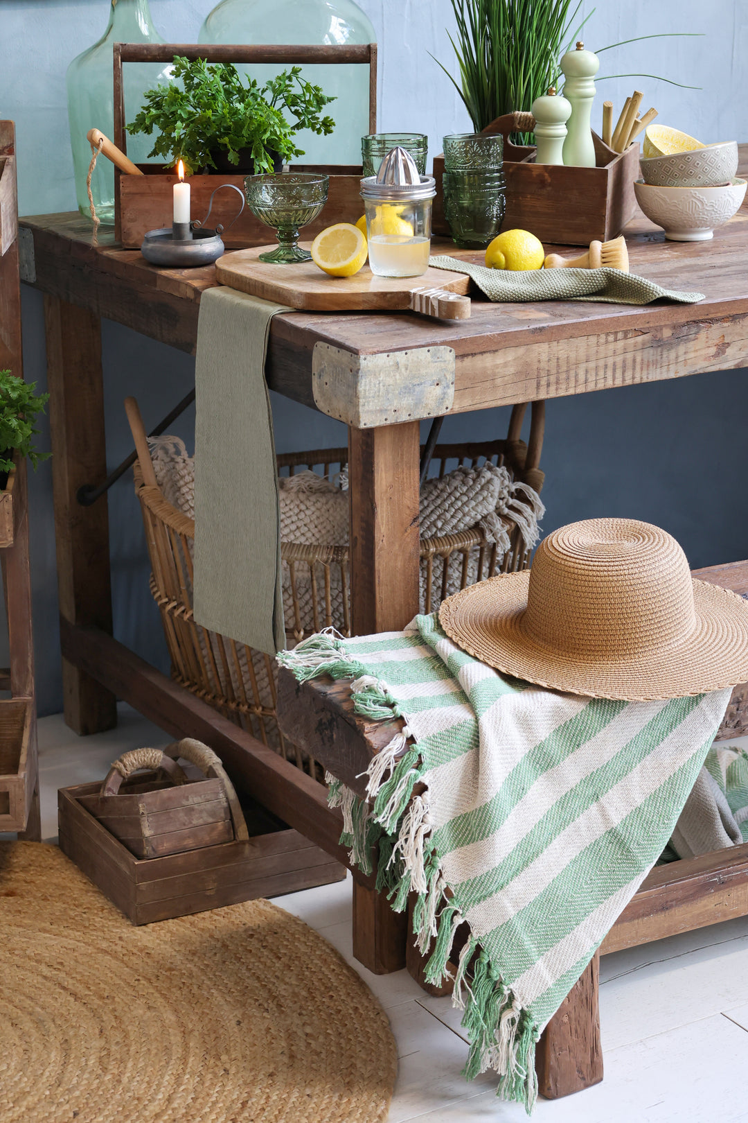 Chic Antique Strohhut Natur als sommerliche Dekoration im skandinavischen Landhausstil