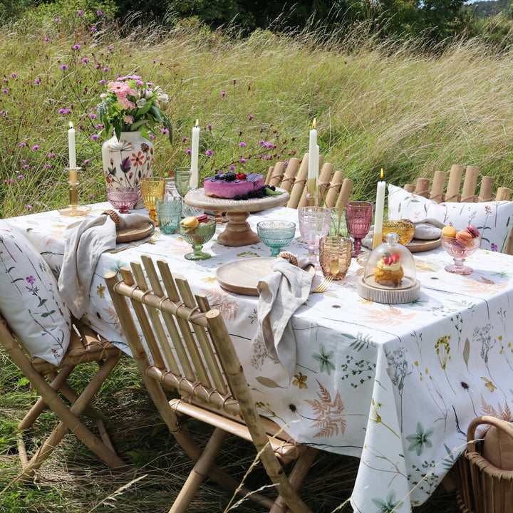 Großer Gartentisch mit Chic Antique Aix Tischdecke mit Blumendruck im skandinavischen Landhausstil
