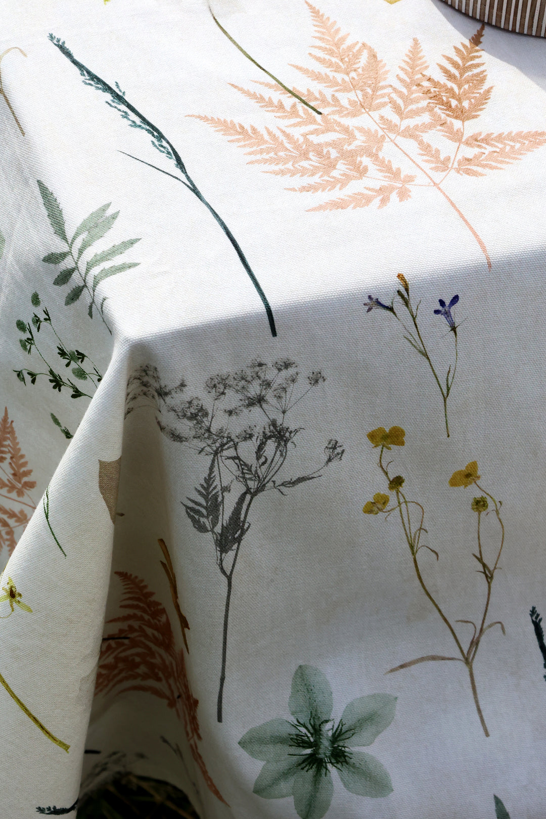 Chic Antique Aix Tischdecke creme mit zartem Blumenmuster aus Baumwolle im skandinavischen Stil