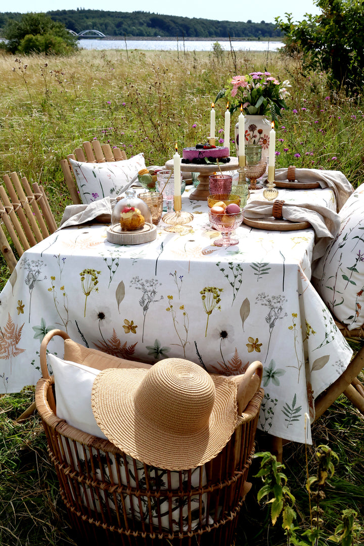 Sommerlich gedeckter Gartentisch mit Chic Antique Aix Tischdecke mit floralen Motiven im Landhausstil