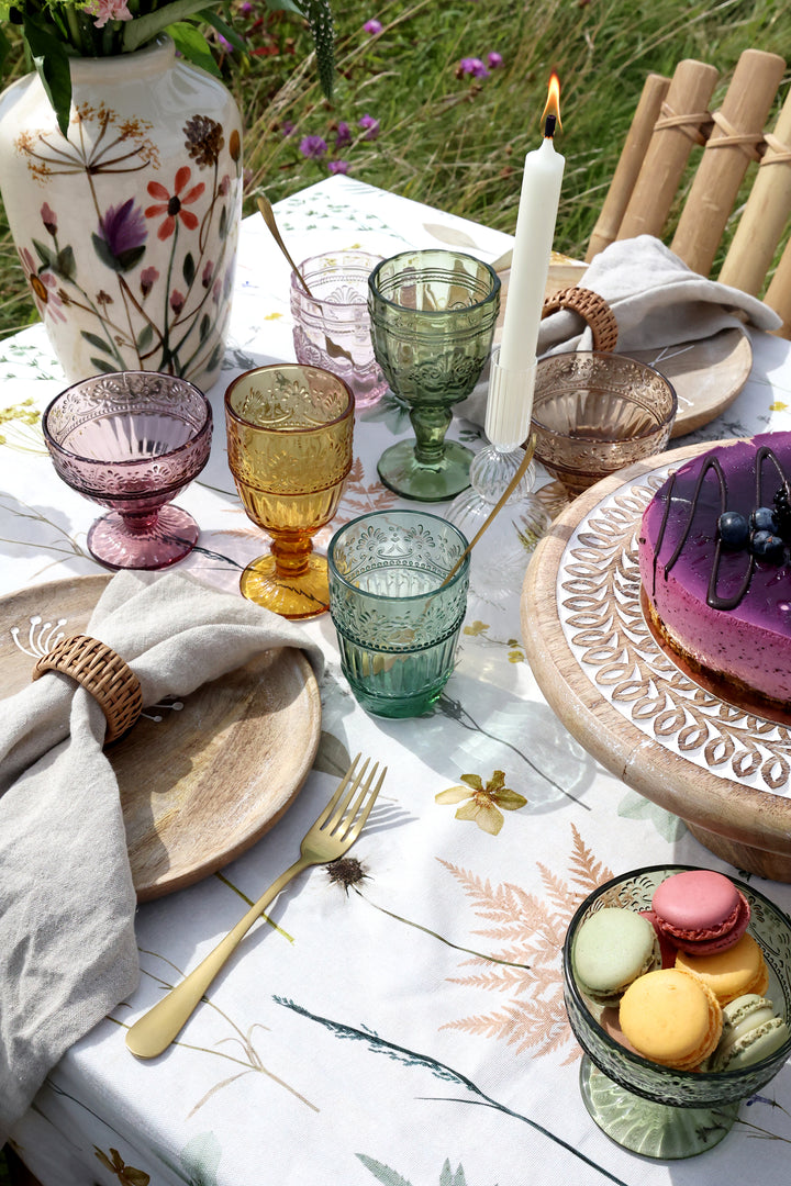 Chic Antique Aix Tischdecke creme mit Blumendruck auf gedecktem Tisch im skandinavischen Landhausstil