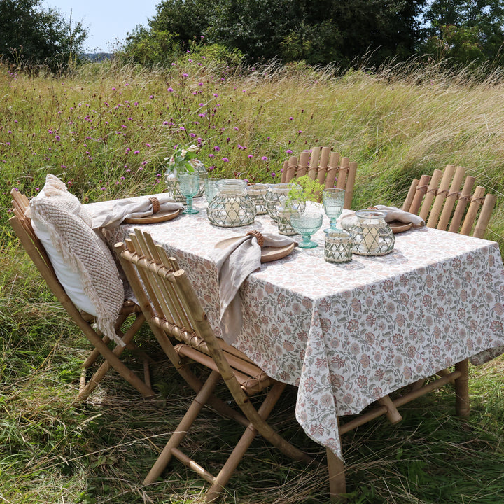 Großer Gartentisch mit Chic Antique Aix Tischdecke mit Blumendruck im skandinavischen Landhausstil