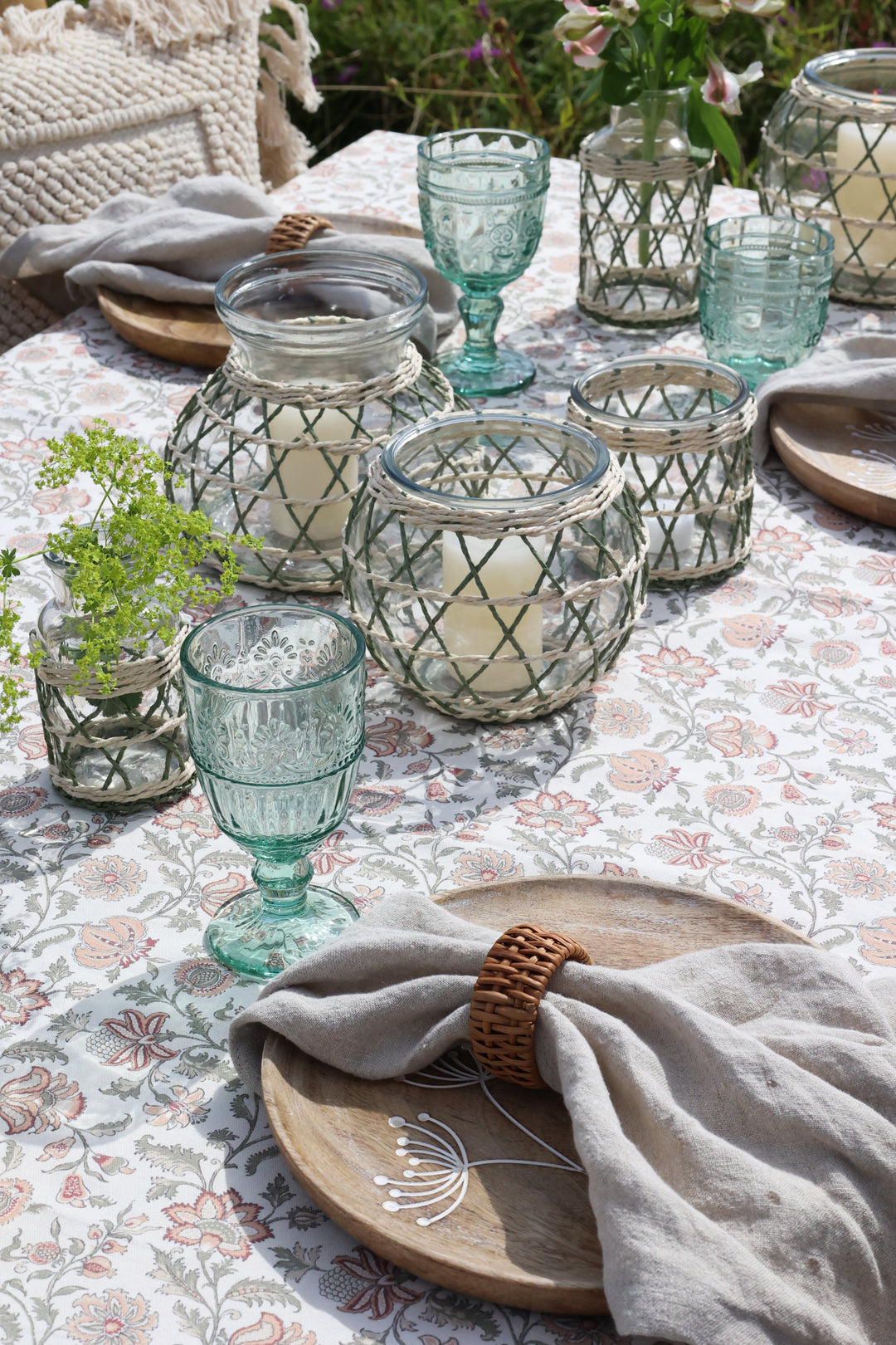 Chic Antique Aix Tischdecke mit floralen Mustern auf sommerlich gedecktem Tisch im Landhausstil