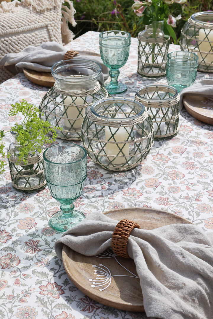 Chic Antique Aix Tischdecke mit floralen Mustern auf sommerlich gedecktem Tisch im Landhausstil