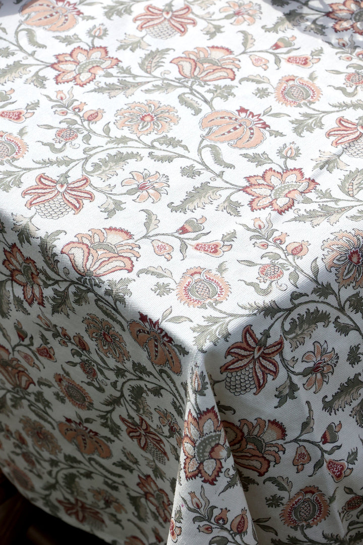 Detailaufnahme der Chic Antique Aix Tischdecke creme mit floralem Muster aus Baumwolle