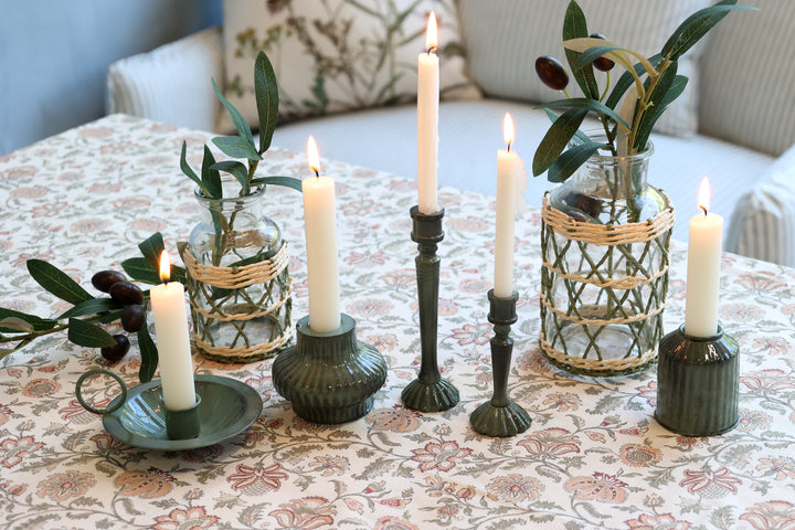 Chic Antique Aix Tischdecke creme mit Blumendruck auf dekoriertem Tisch im skandinavischen Landhausstil