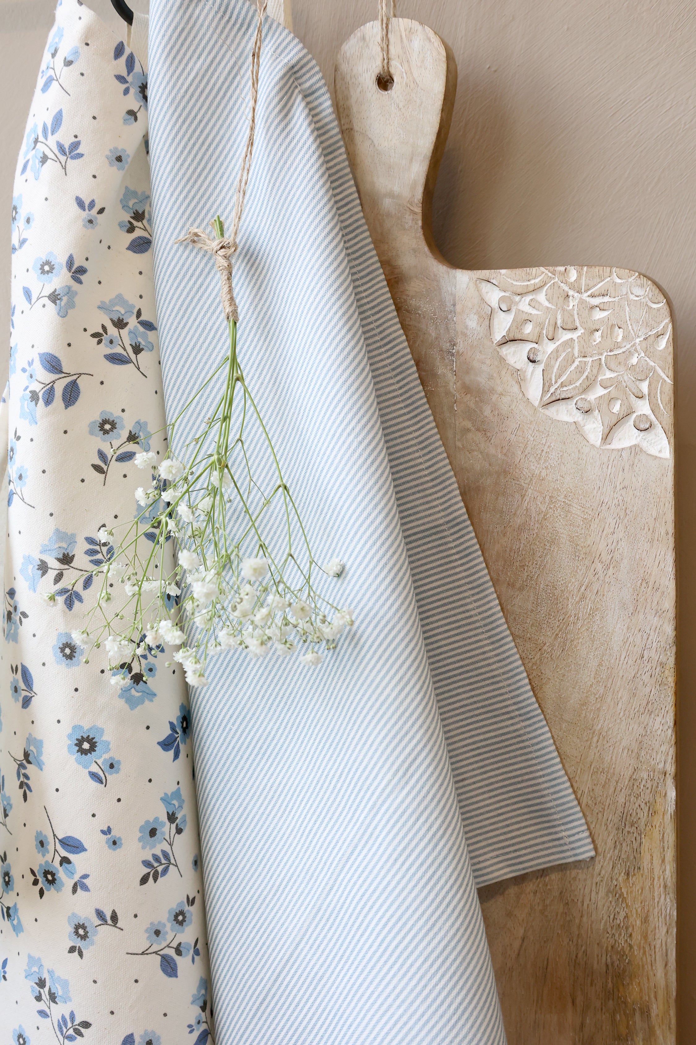 Florales Küchentuch Chic Antique Aix Ocean Blue im skandinavischen Stil