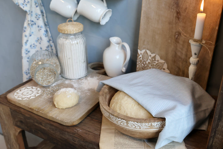 Chic Antique Aix Geschirrtuch Blau Weiß gestreift mit Backutensilien im skandinavischen Küchenstil