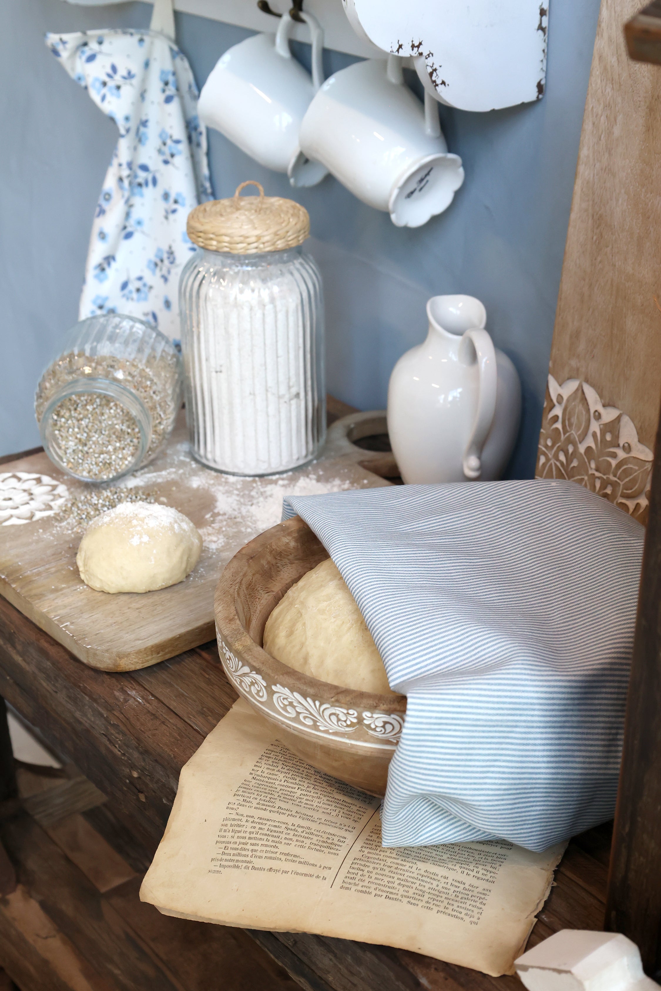 Chic Antique Aix Geschirrtuch Blau Weiß Streifen als Abdeckung für Teigschüssel in Landhausküche