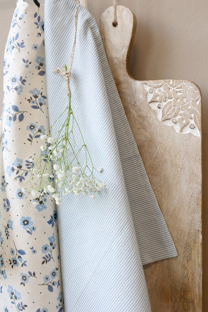 Chic Antique Aix Geschirrtuch Blau Weiß gestreift neben floralem Küchentuch und Holzbrett