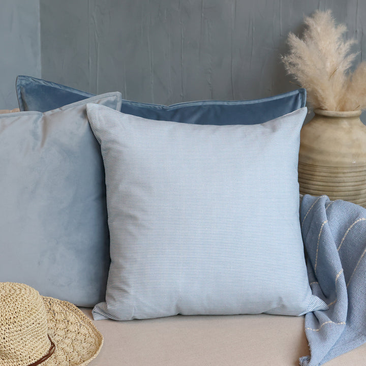 Chic Antique Aix Kissen mit blau weißen Streifen dekorativ auf Sofa im skandinavischen Hygge Wohnstil