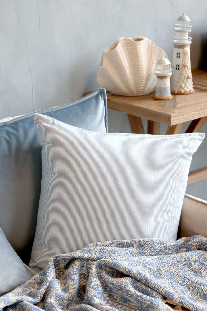 Chic Antique Aix Kissenbezug Sky Blue Weiß mit feinen Streifen auf Sofa im maritimen skandinavischen Landhausstil