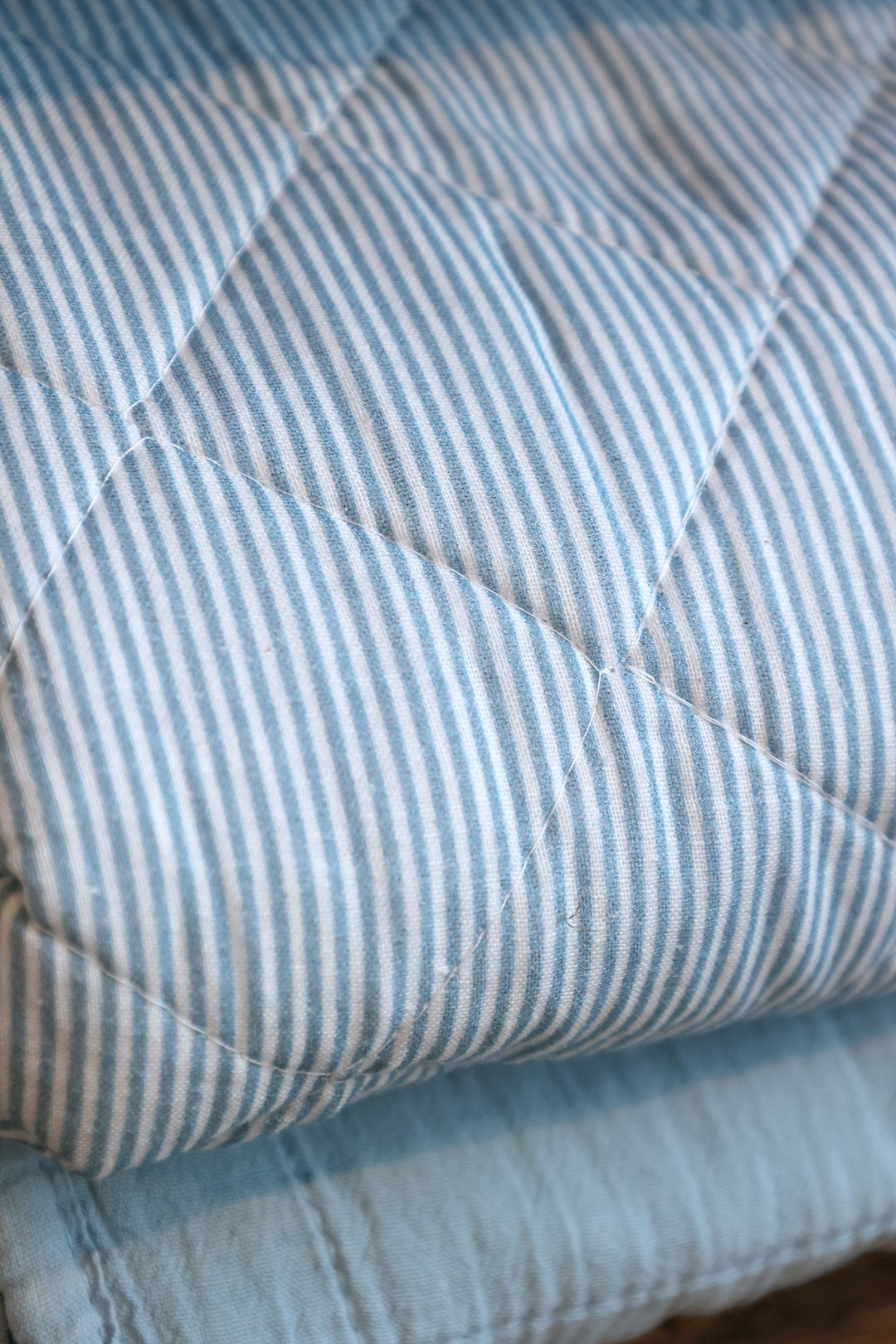 Detail Chic Antique Aix Quilt Sky Blue Weiß mit maritimem Streifenmuster