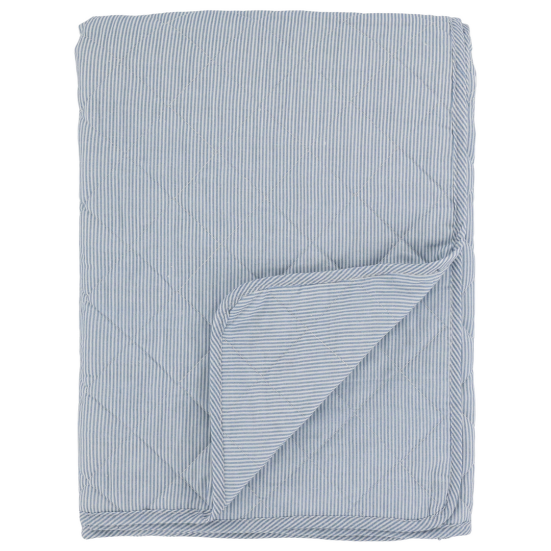 Chic Antique Aix Quilt mit maritimem Streifenmuster im skandinavischen Wohnstil