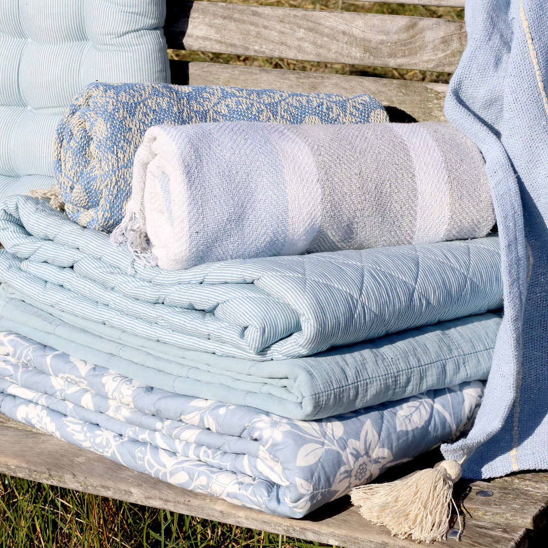 Detail Chic Antique Aix Quilt Sky Blue mit Blumenmuster aus Baumwolle