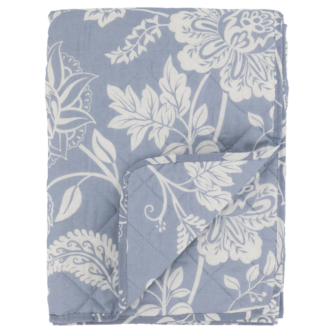 Chic Antique Aix Quilt Sky Blue mit Blumenmuster als Tagesdecke im Landhausstil