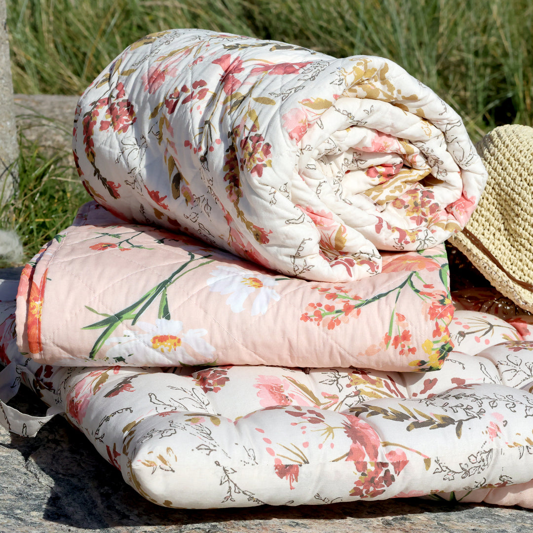 Chic Antique Aix Quilt mit Blumenmuster als Picknickdecke im Landhausstil