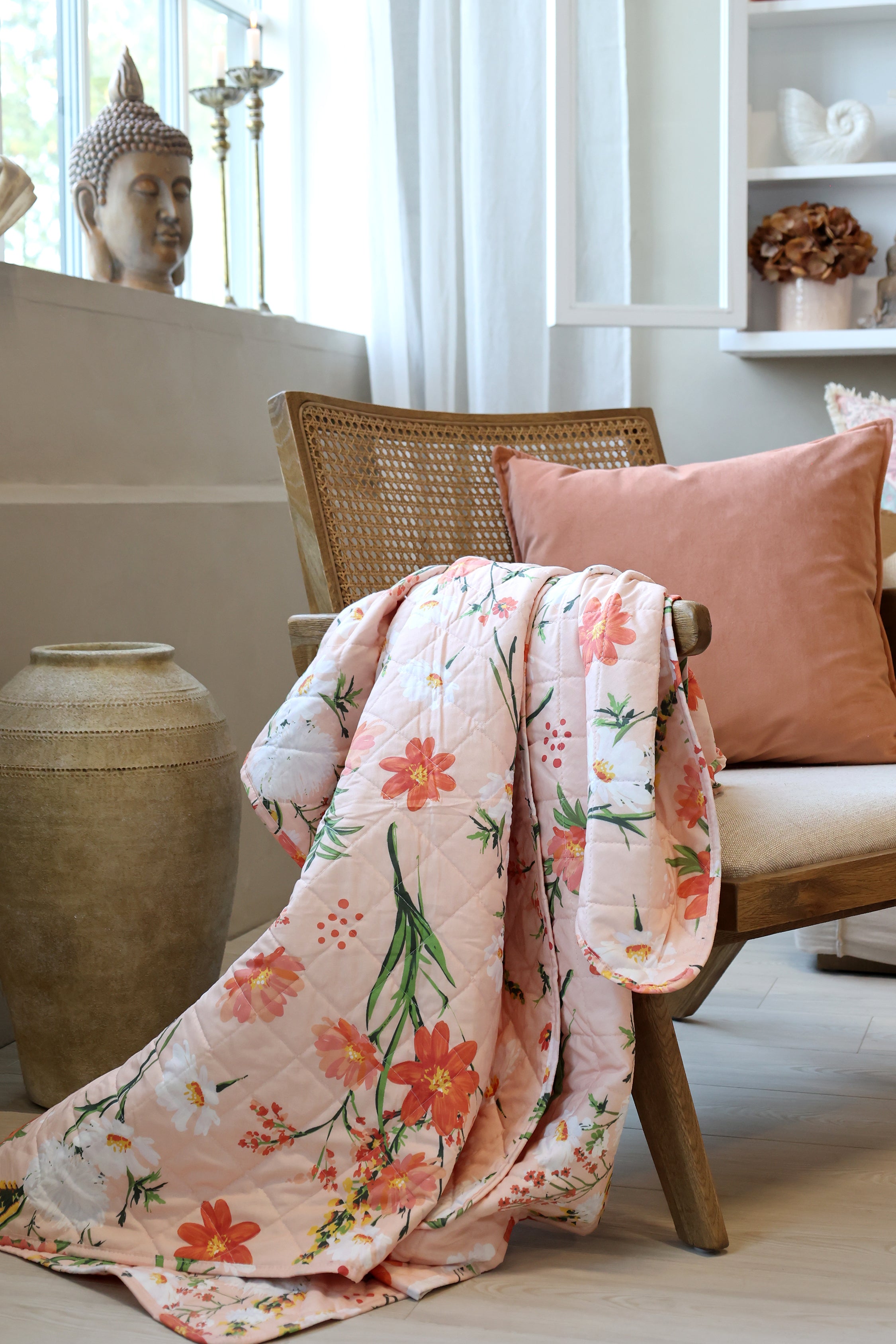 Chic Antique Aix Quilt mit floralem Muster rosa dekorativ über Stuhl im skandinavischen Wohnstil