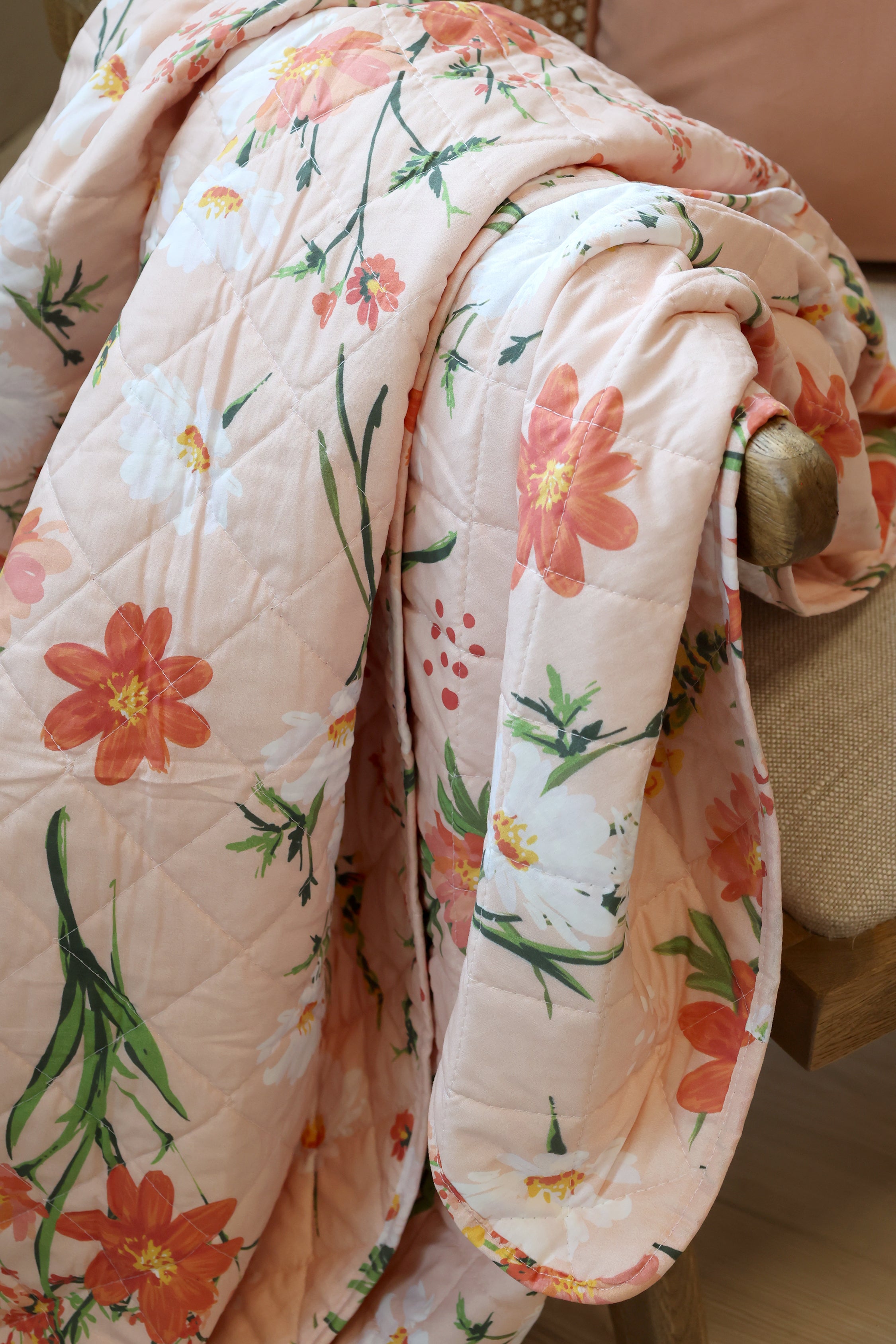 Chic Antique Aix Quilt mit Blumenmuster rosa als Tagesdecke im romantischen Landhausstil