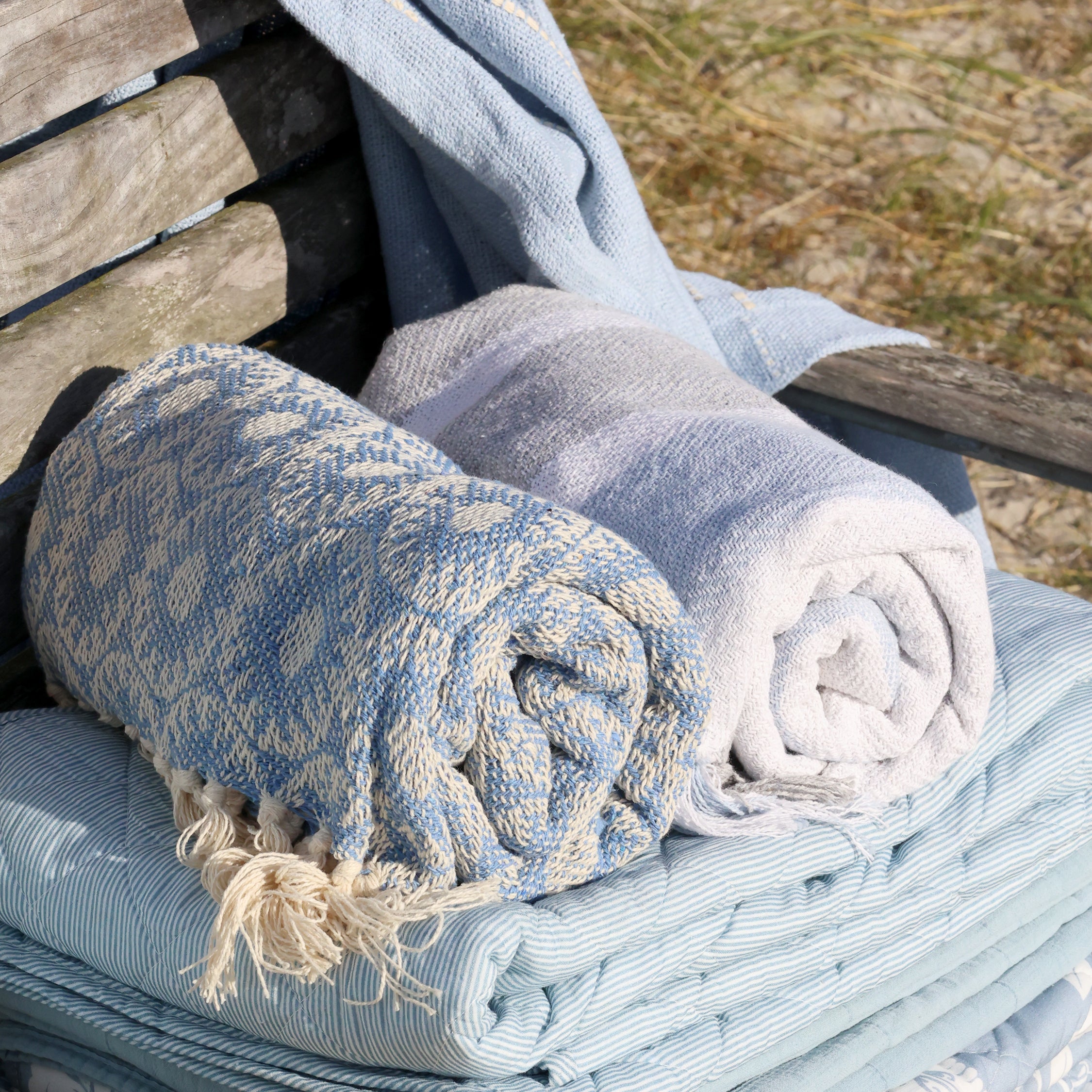 Chic Antique Aix Plaid ocean blau zusammengerollt mit Fransen als skandinavische Wohndecke