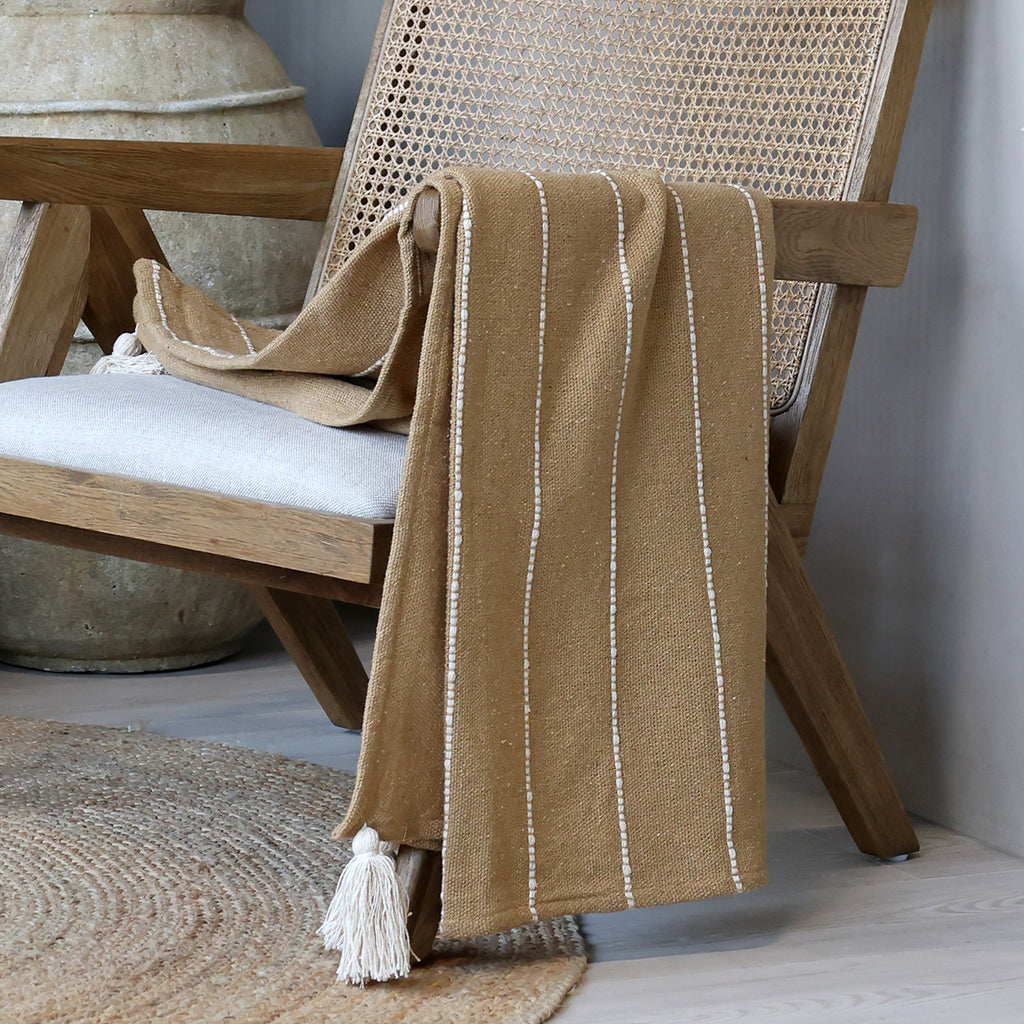 Chic Antique Aix Plaid honig als dekorative Wohndecke über Holzstuhl im nordischen Hygge Wohnstil