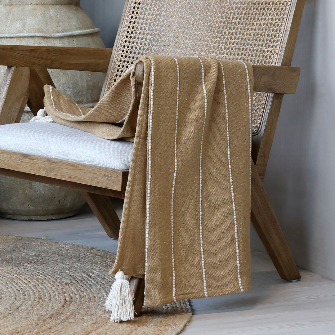 Chic Antique Aix Plaid honig als dekorative Wohndecke über Holzstuhl im nordischen Hygge Wohnstil