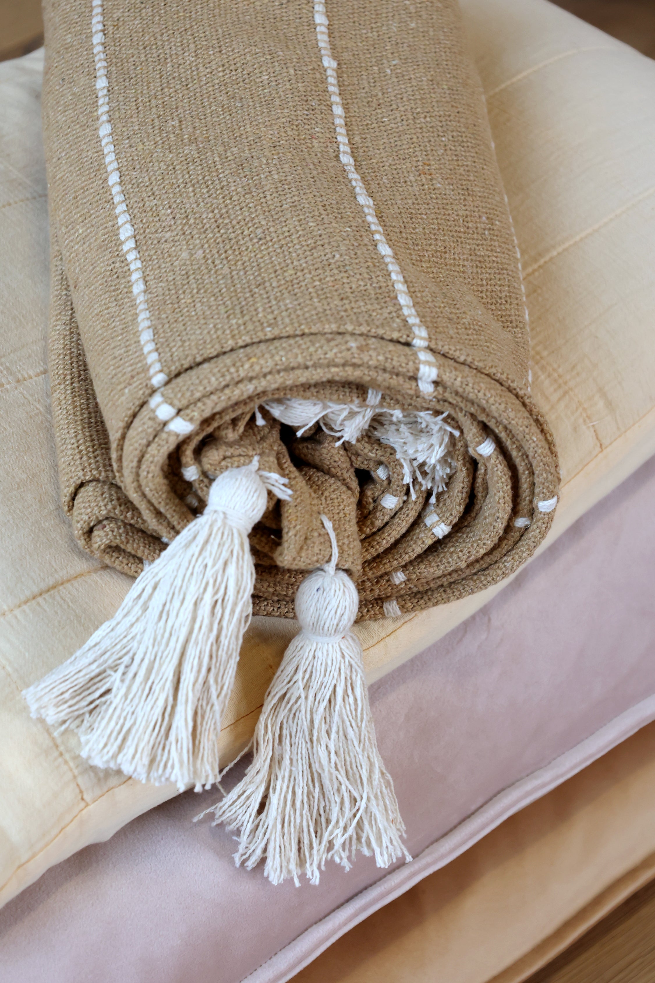 Detailaufnahme Chic Antique Aix Plaid honig mit Fransen aus Baumwolle im skandinavischen Stil