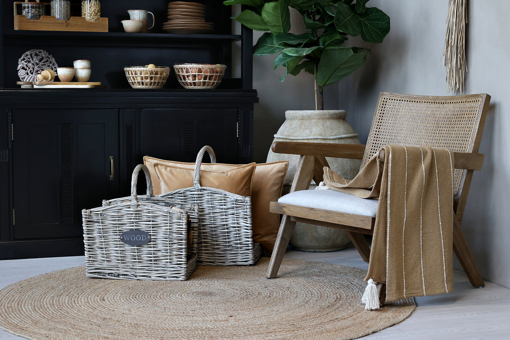 Chic Antique Plaid honig über Rattanstuhl im skandinavischen Wohnzimmer mit Naturmaterialien