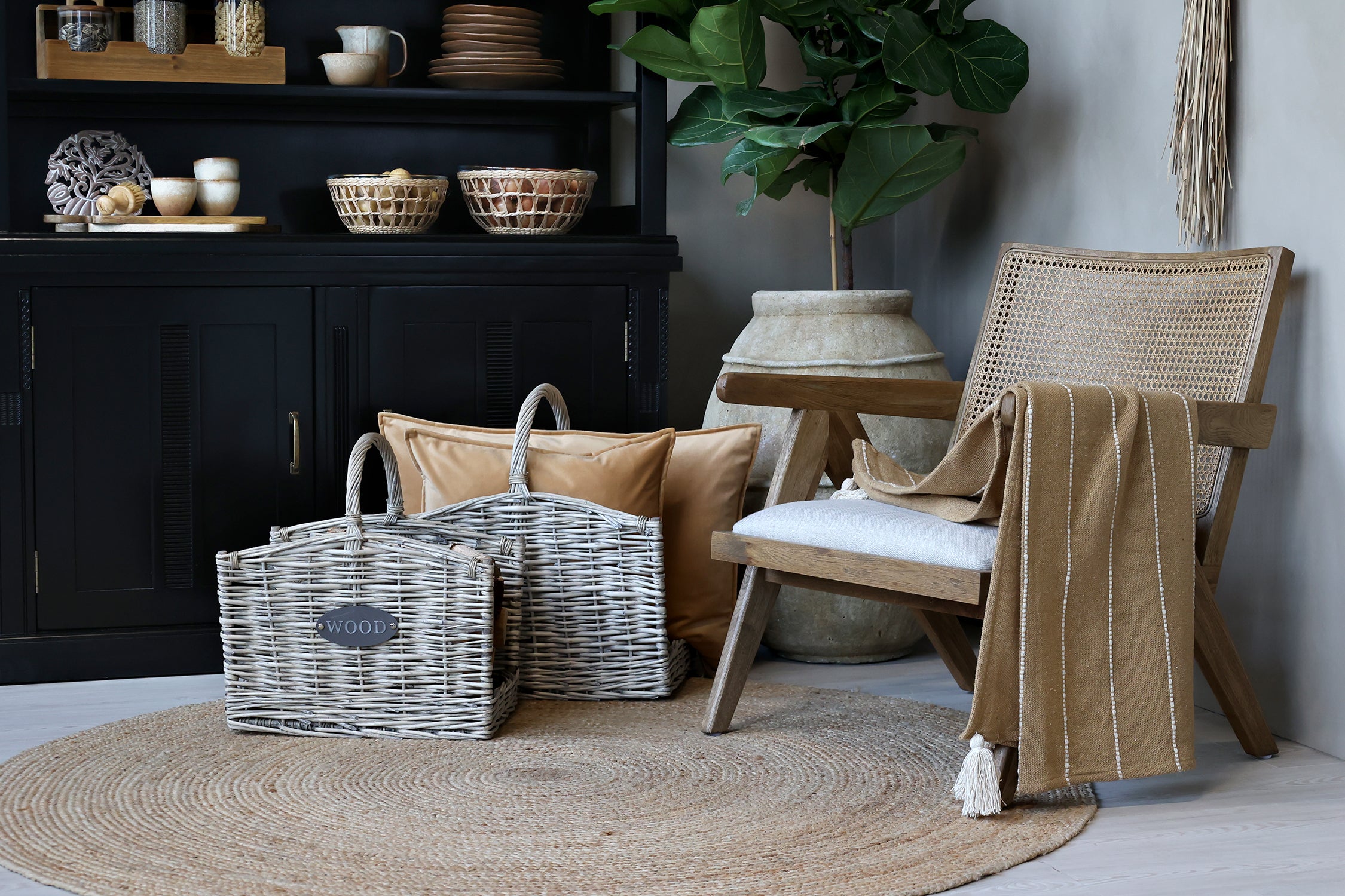 Chic Antique Plaid honig über Rattanstuhl im skandinavischen Wohnzimmer mit Naturmaterialien