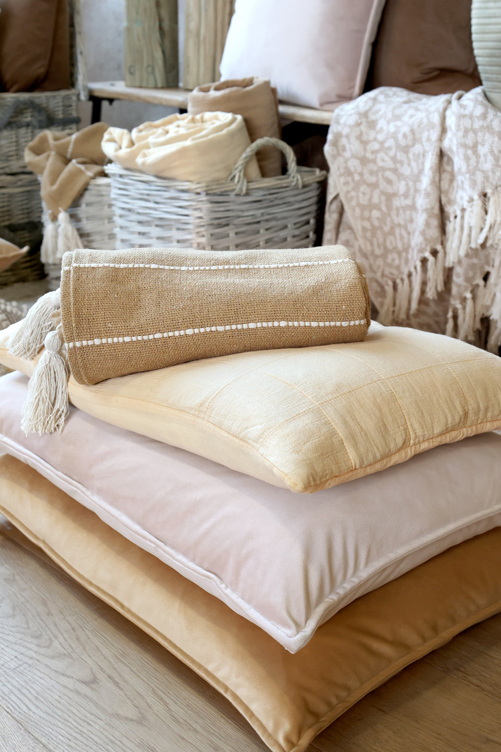 Chic Antique Aix Plaid honig dekorativ auf Kissen im Landhausstil mit Korb und Wohntextilien