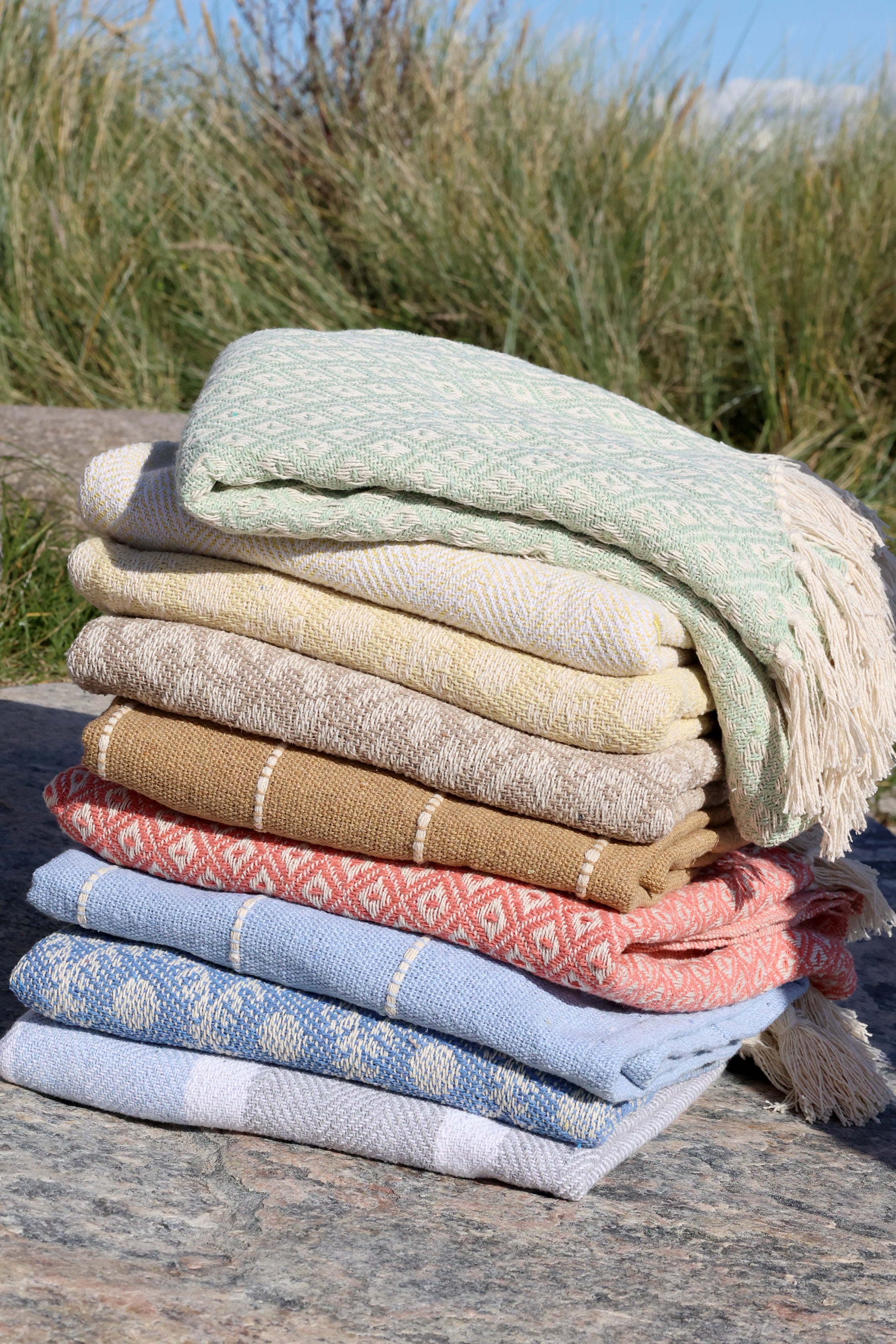 Chic Antique Aix Plaids in verschiedenen Farben gestapelt als skandinavische Wohndecken aus Baumwolle