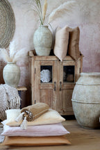 Chic Antique Aix Plaid honig dekorativ im skandinavischen Wohnstil mit Kissen und Naturmaterialien