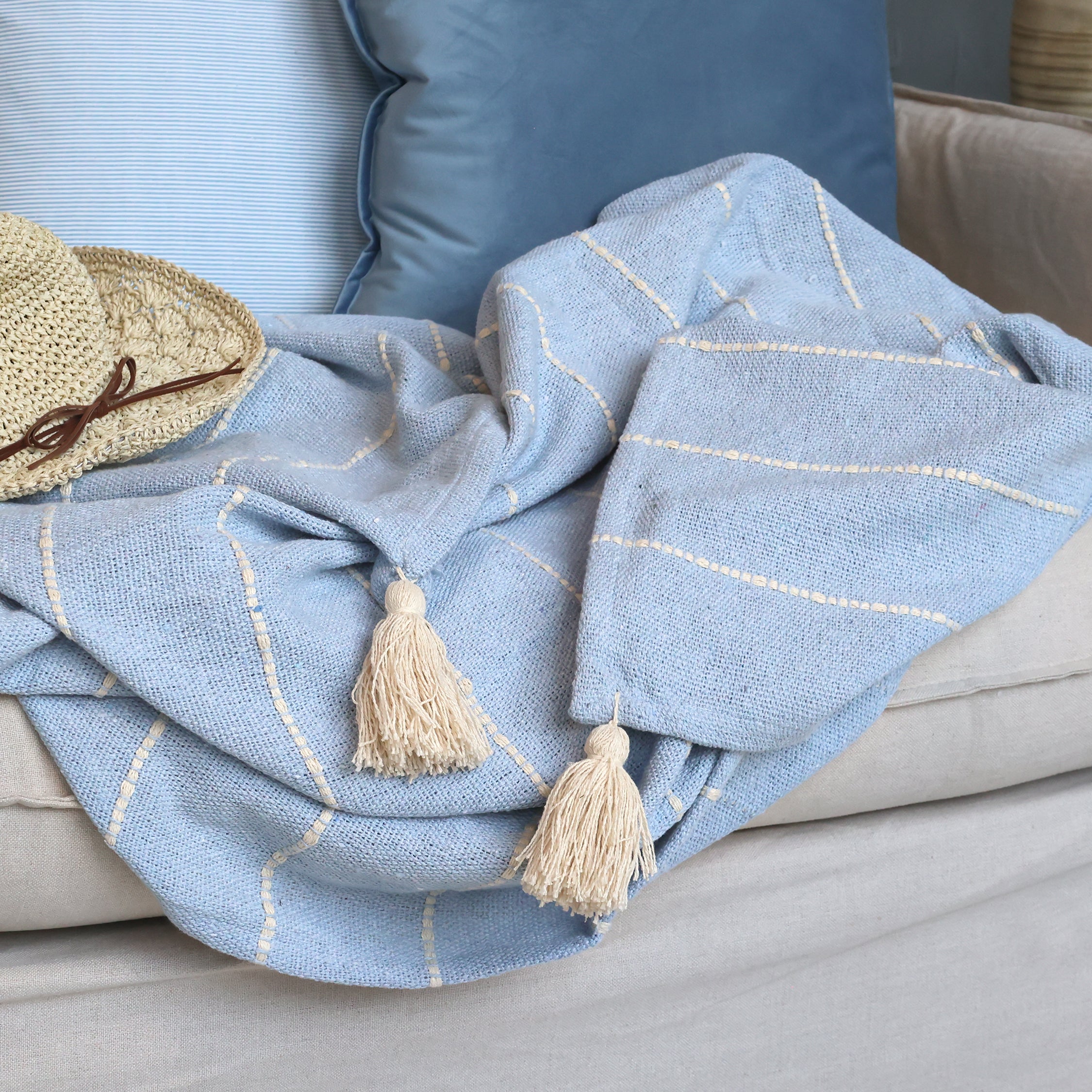 Chic Antique Aix Plaid sky blue dekorativ über Sofa mit Fransen im skandinavischen Wohnstil