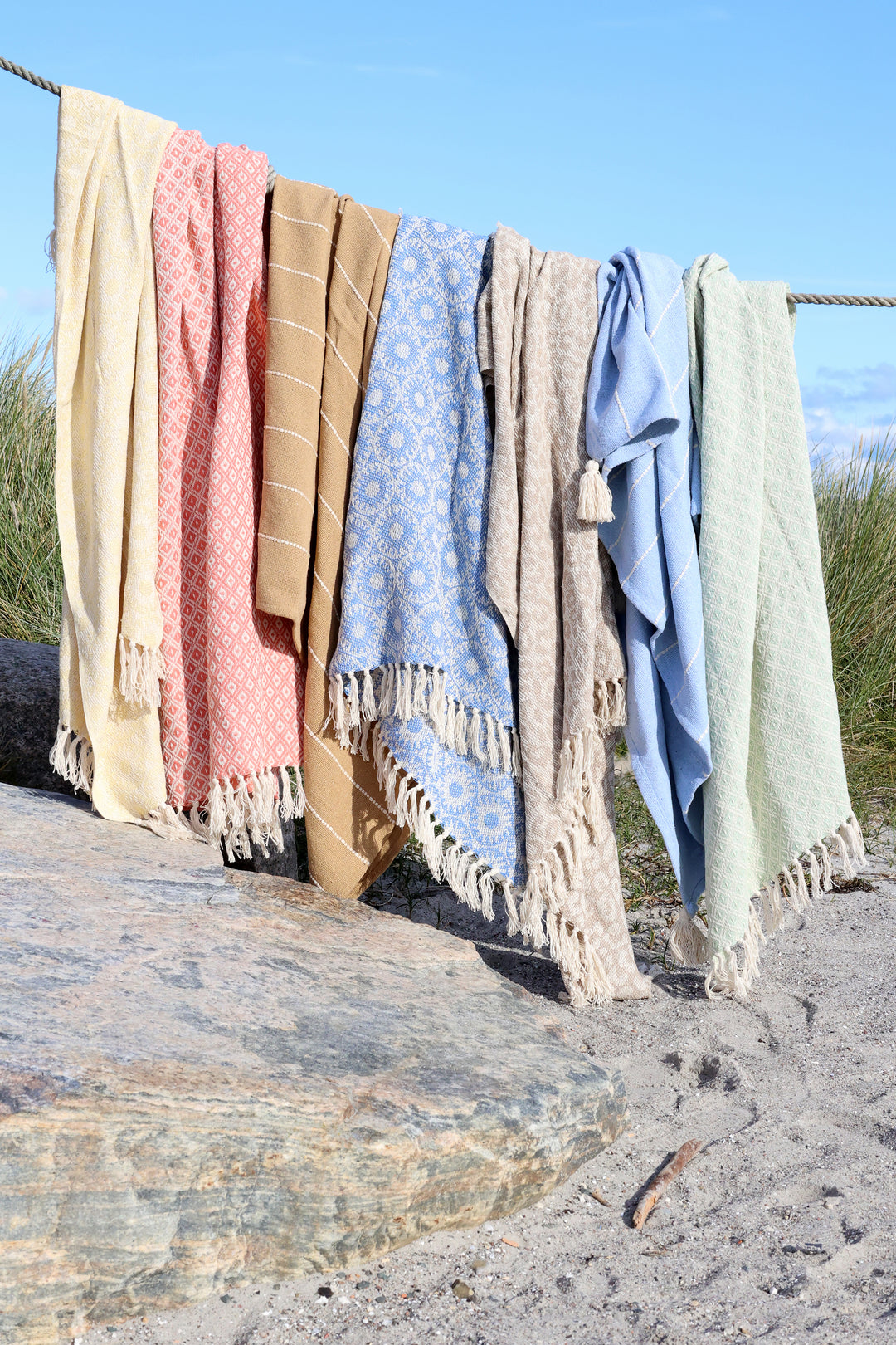 Chic Antique Plaids in Naturfarben am Strand aufgehängt im nordischen Hygge Stil