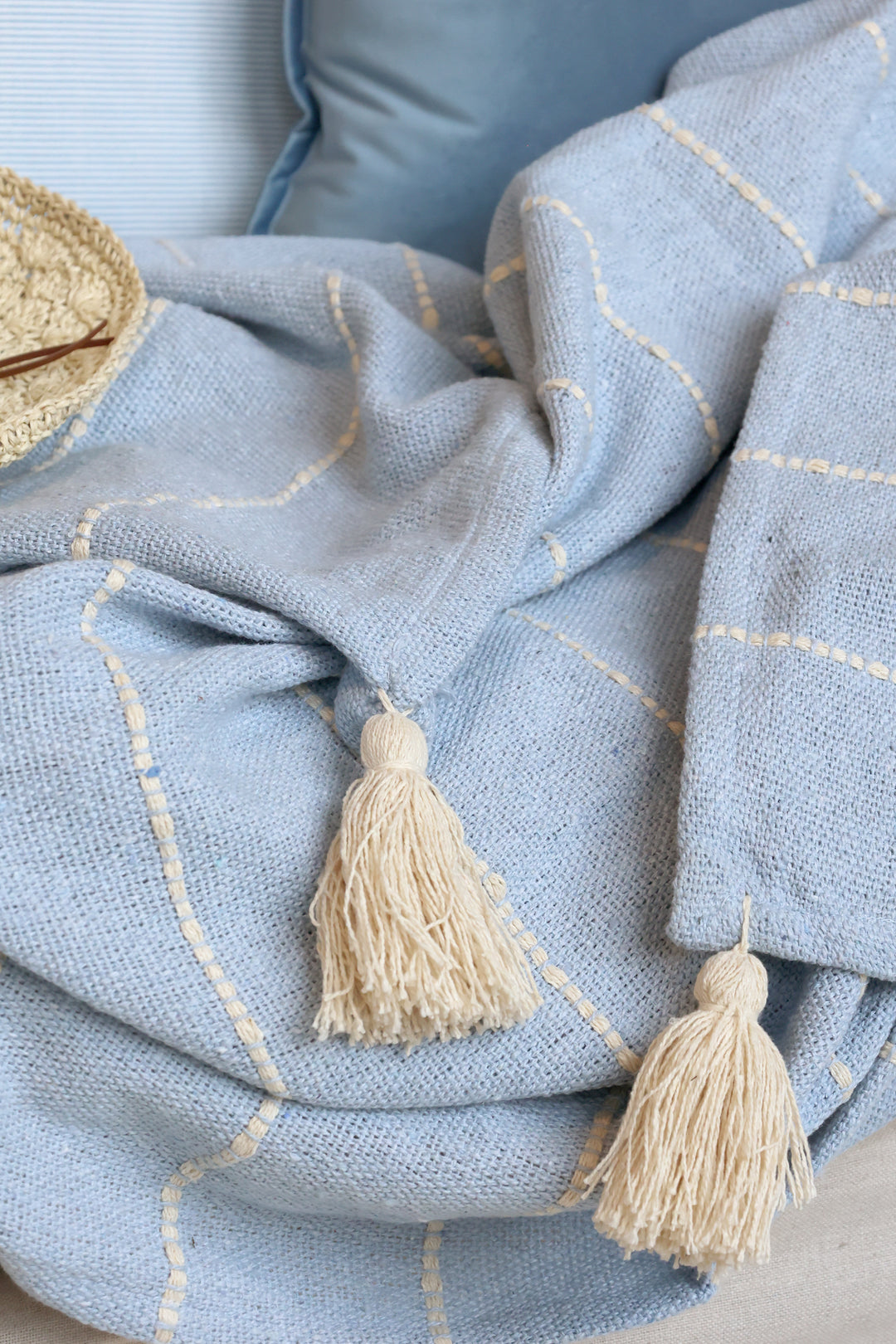 Chic Antique Aix Plaid sky blue Detailaufnahme mit Fransen und gewebtem Baumwollstoff