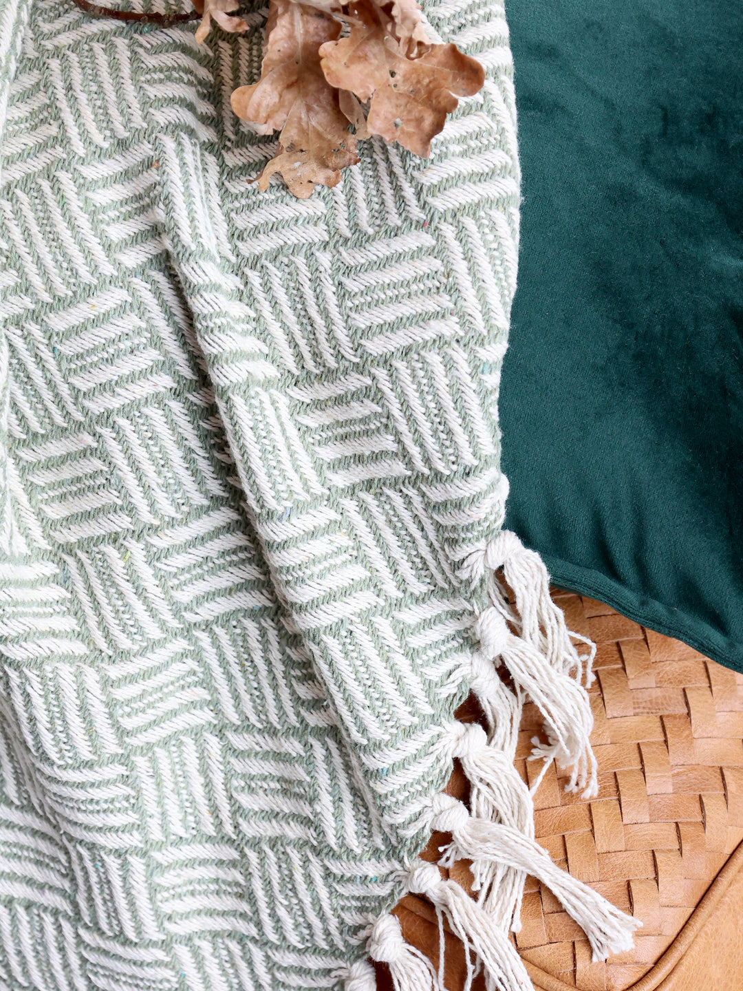 Chic Antique Aix Plaid Grün Creme mit Fransen im skandinavischen Landhausstil