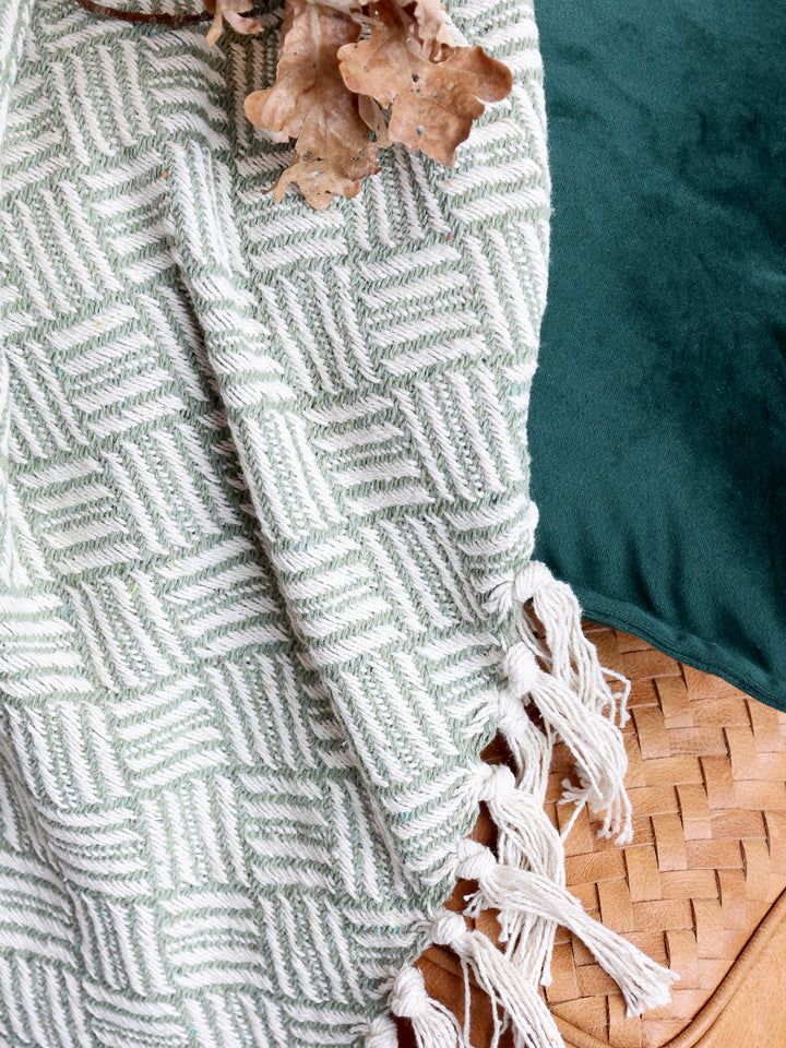 Chic Antique Aix Plaid Grün Creme mit Fransen im skandinavischen Landhausstil
