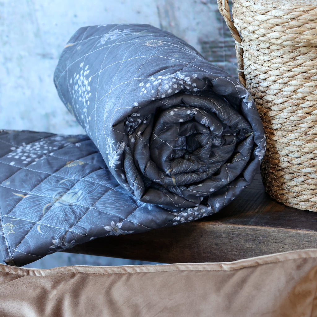Chic Antique Aix Quilt mit Blumen Midnight