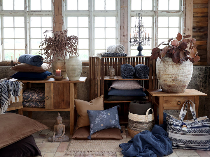Skandinavisches Wohnambiente mit Chic Antique Aix Quilt Midnight Tagesdecke und Landhaus Dekoration