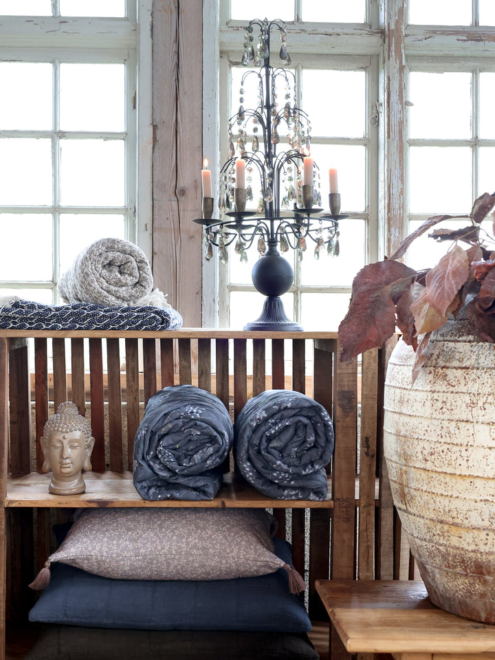 Chic Antique Aix Quilt Midnight mit floralem Muster als dekorative Tagesdecke im Landhausstil