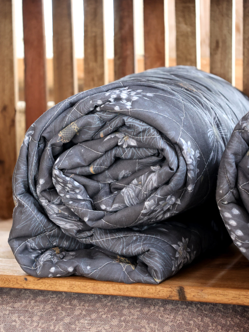 Chic Antique Aix Quilt mit Blumen Midnight