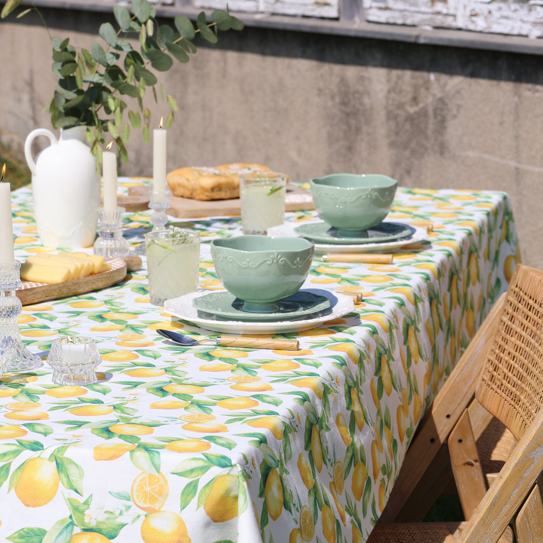 Sommerlich gedeckter Tisch mit Chic Antique Aix Tischdecke mit Zitronenmotiv im skandinavischen Stil