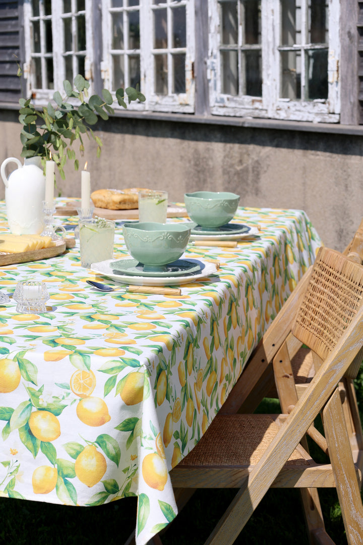 Chic Antique Aix Tischdecke mit Zitronen auf gedecktem Gartentisch im skandinavischen Landhausstil