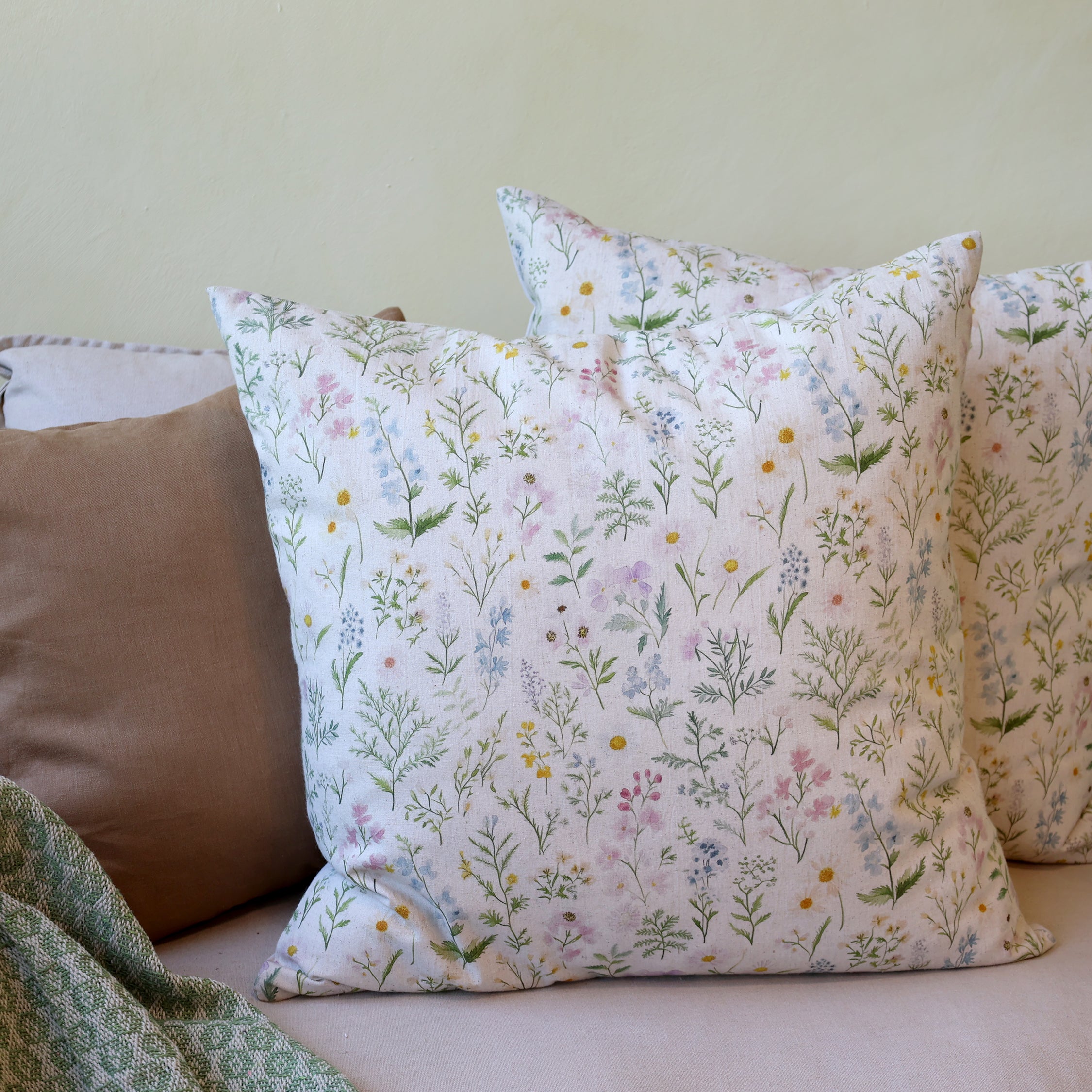 Chic Antique Kissenbezug Opal 60x60 cm mit zartem Blumenmuster dekoriert auf Sofa im skandinavischen Wohnstil