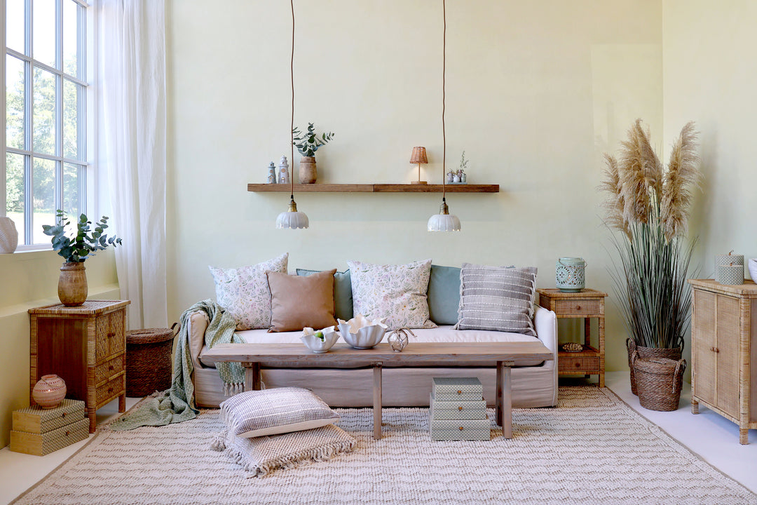 Chic Antique Kissenbezug Opal im skandinavischen Wohnzimmer kombiniert mit weiteren Kissen im Landhausstil