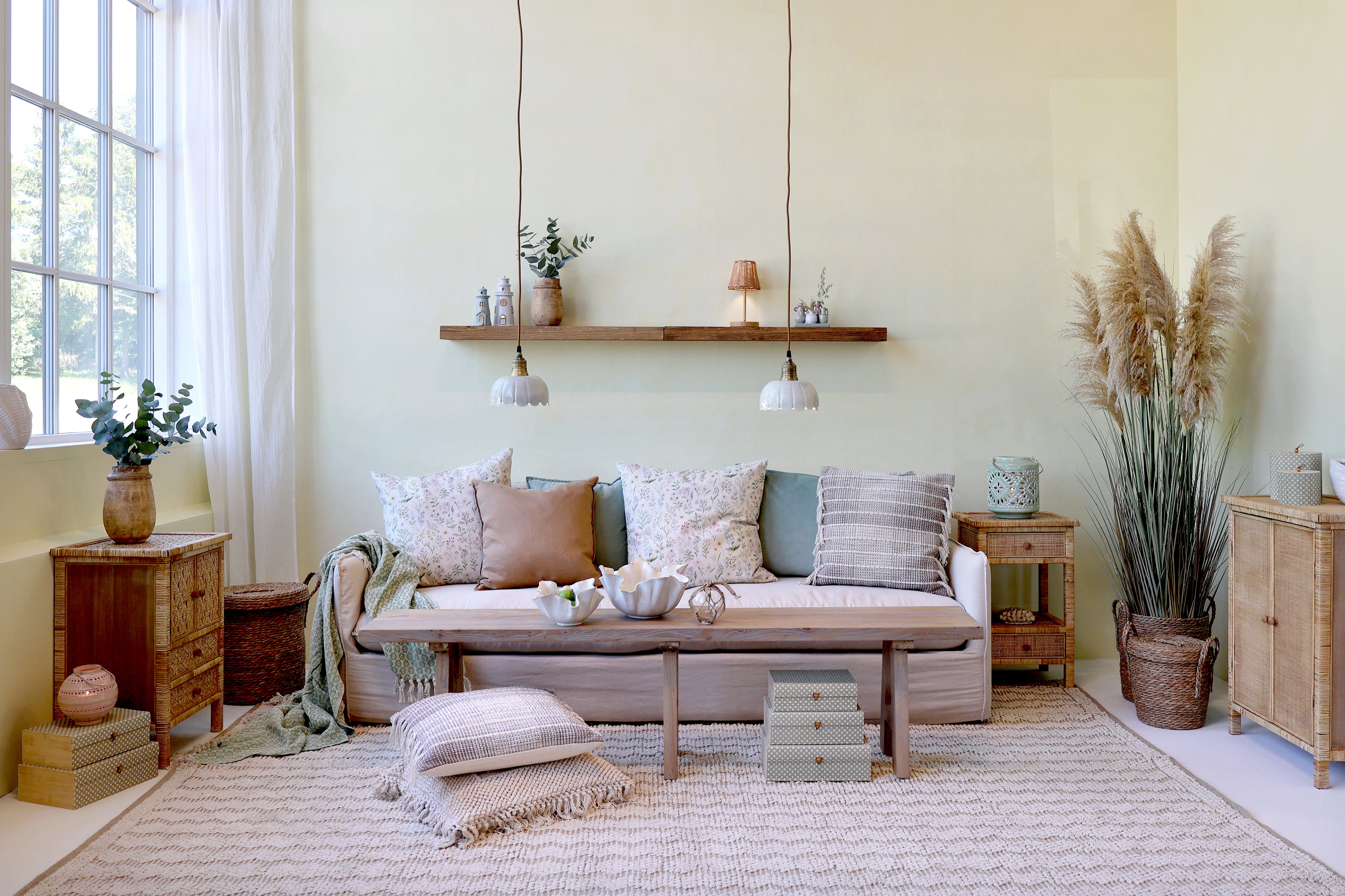 Chic Antique Kissenbezug Opal im skandinavischen Wohnzimmer kombiniert mit weiteren Kissen im Landhausstil