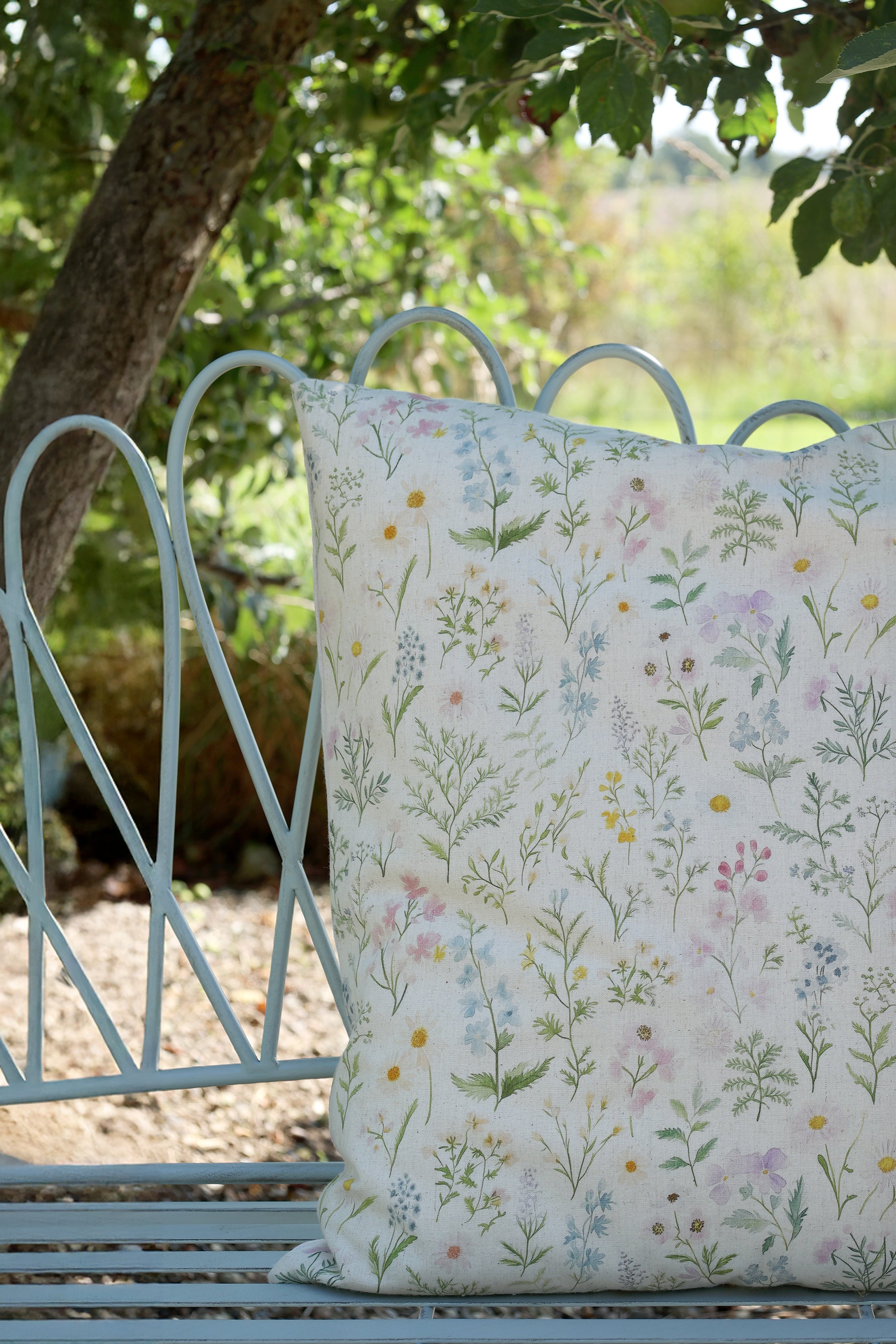 Chic Antique Kissenbezug Opal 60x60 cm mit floralem Print auf Gartenstuhl im skandinavischen Landhausstil