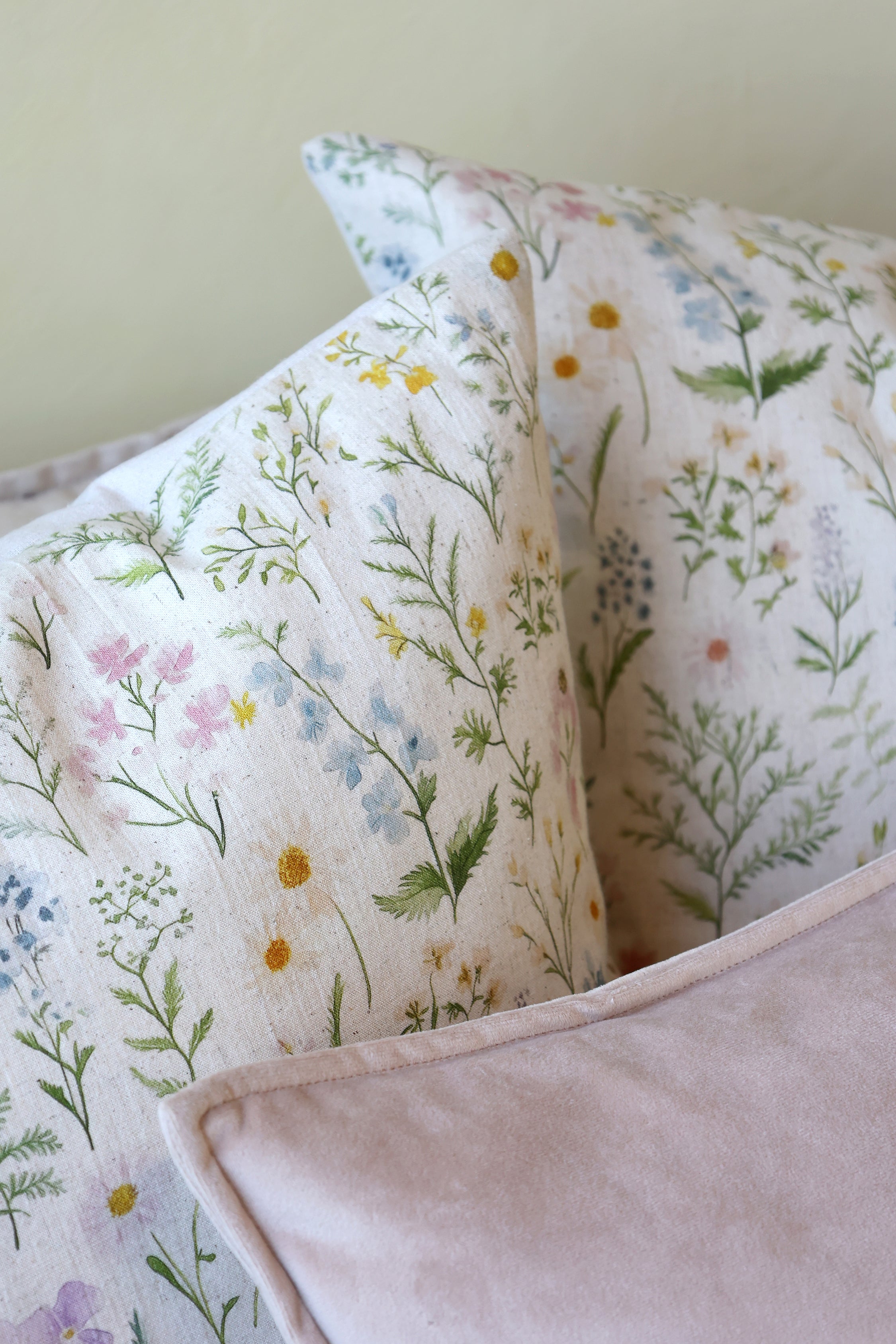 Chic Antique Kissenbezug Opal 60x60 cm mit floralem Wiesenblumen-Print auf cremefarbenem Baumwollstoff im skandinavischen Landhausstil